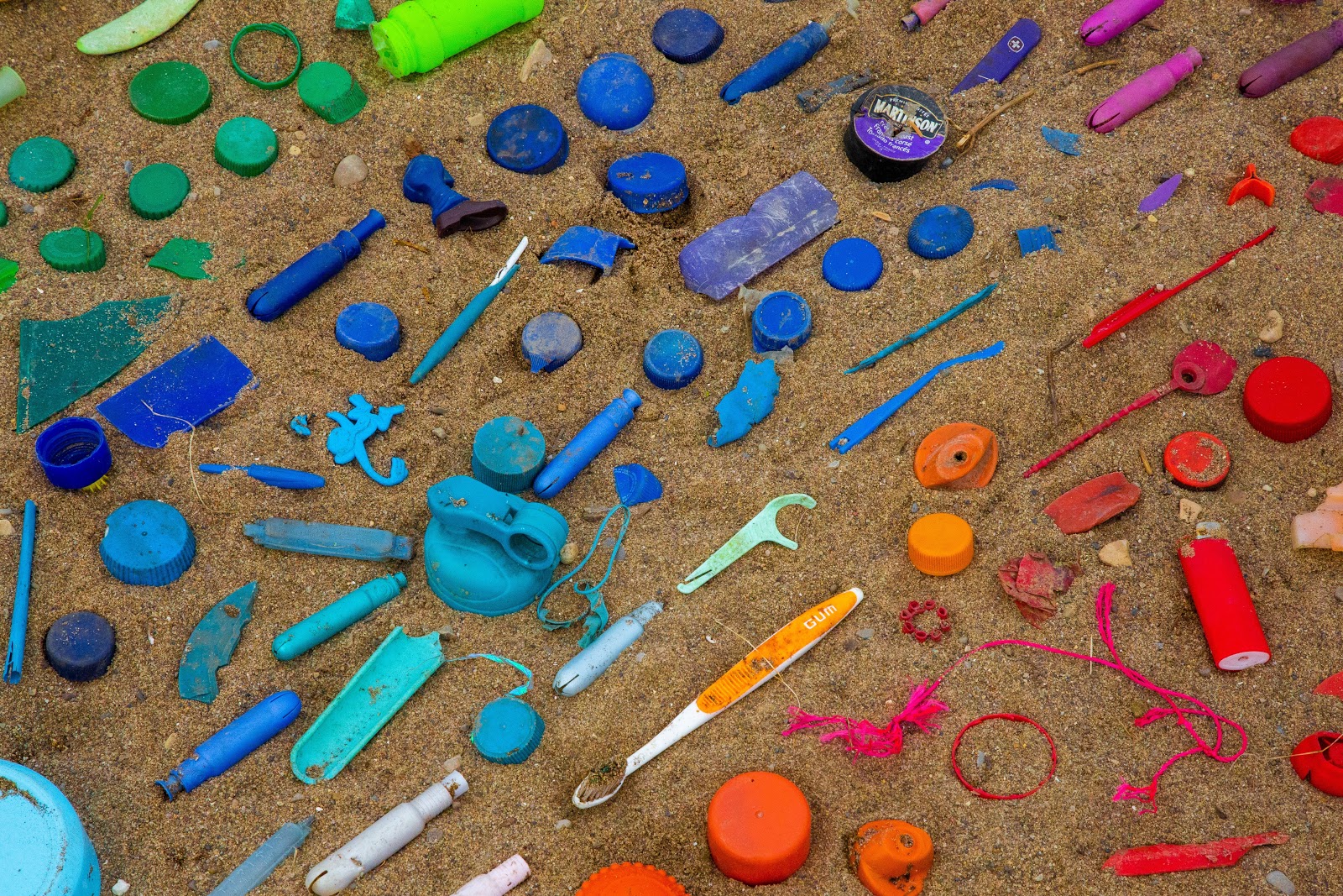 piantando-rifiuti-plastica-1