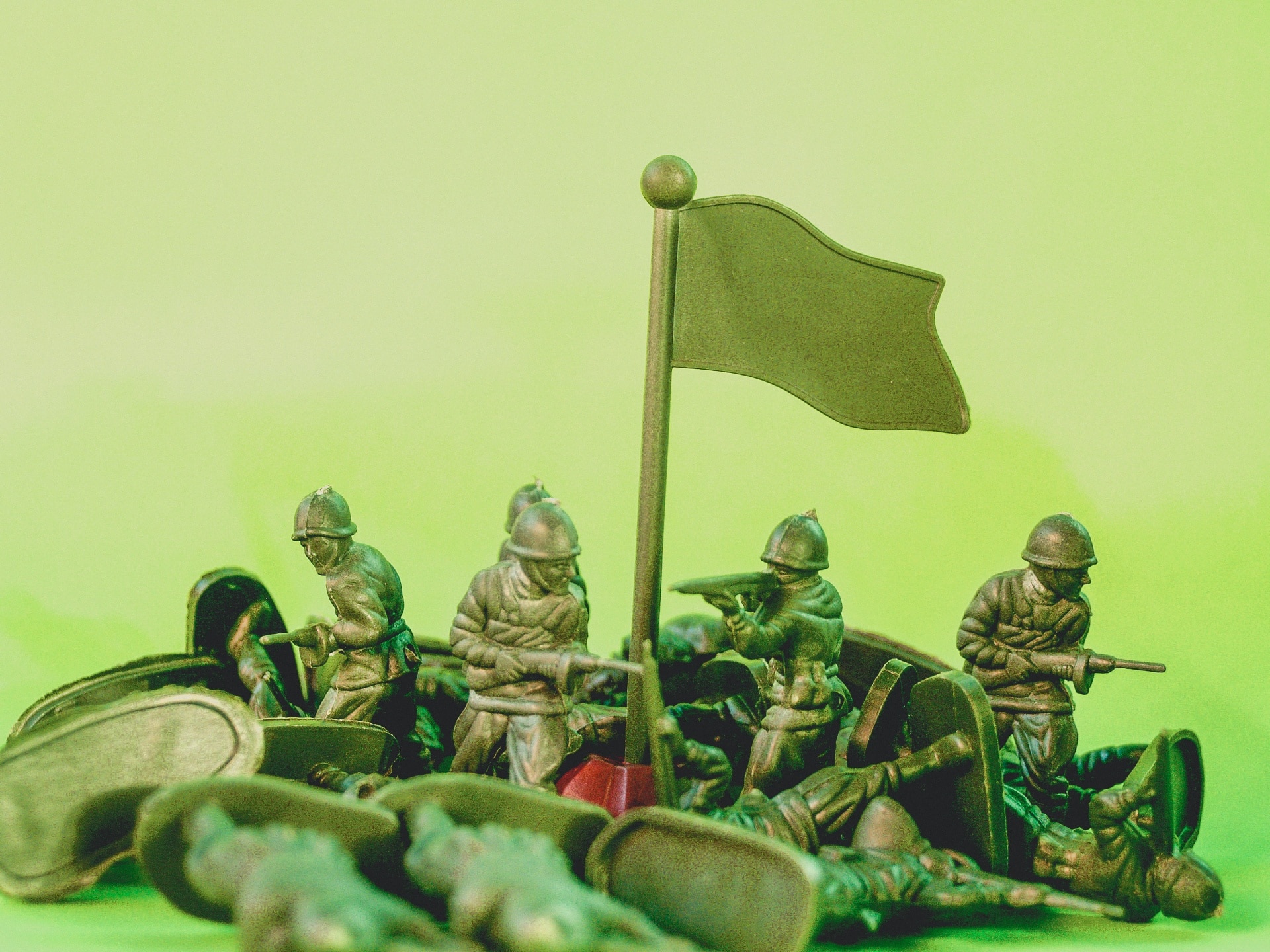green-plastic-toy-soldiers-1531768517kHN